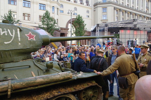 Легендарный танк Т-34-85 на Тверской улице. Группа киноматографистов которая «снимает художественный фильм»