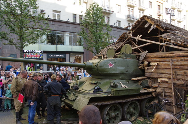 Танк Т-34-85 на Тверской улице. Группа киноматографистов которая «снимает художественный фильм»