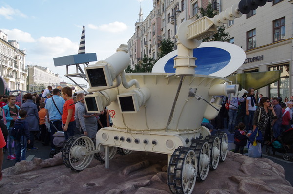 Макет лунохода на Тверской улице