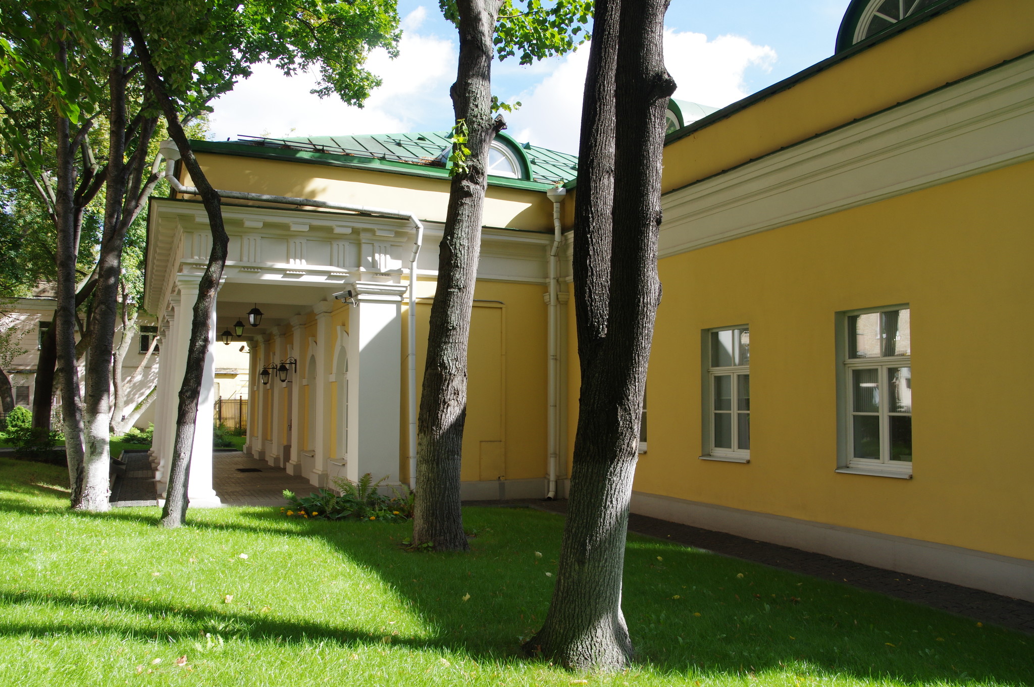 Гауптвахта. Здание построено в 1808 году (Комсомольский проспект, 19А)