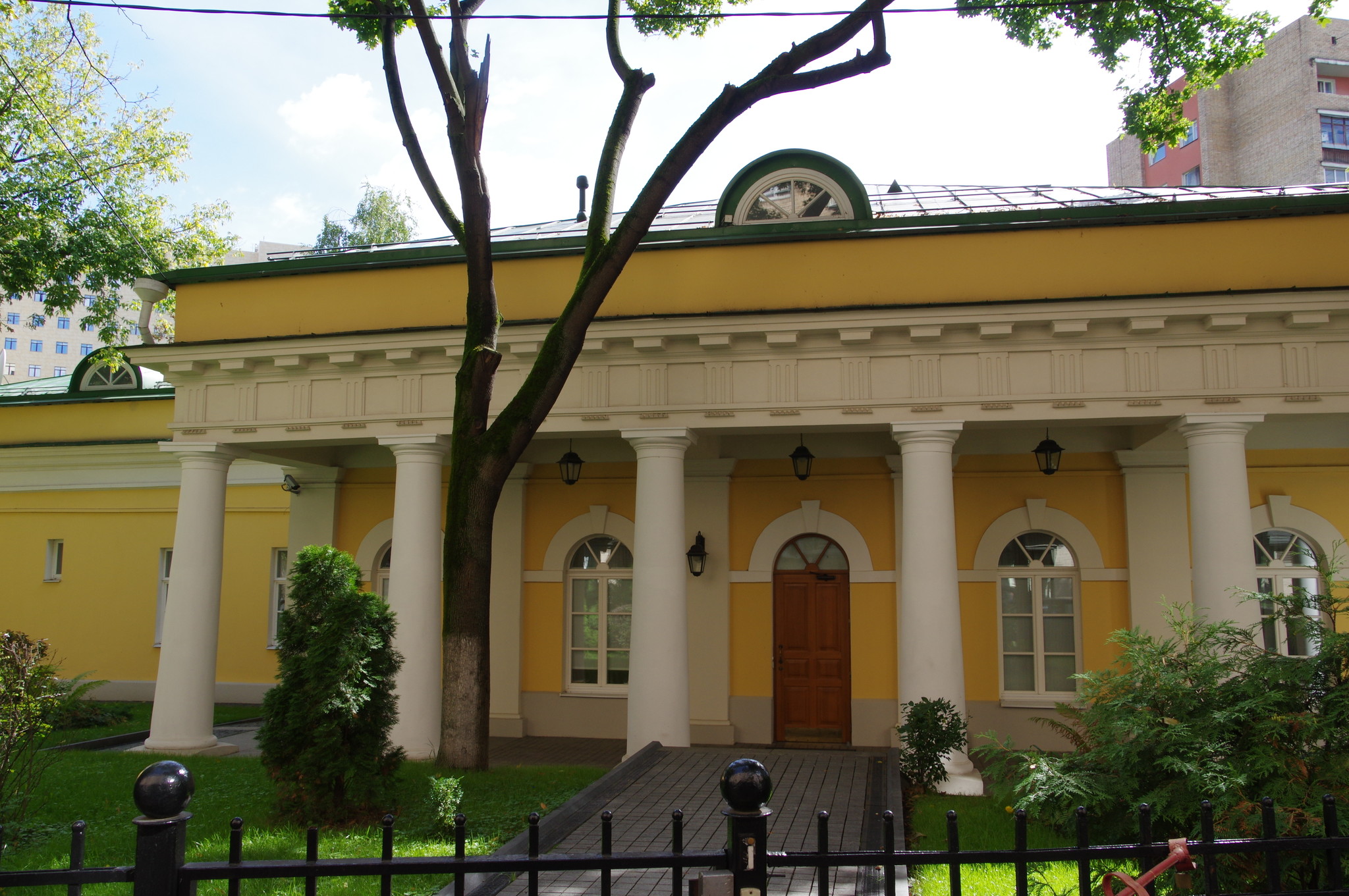 Гауптвахта. Здание построено в 1808 году (Комсомольский проспект, 19А)