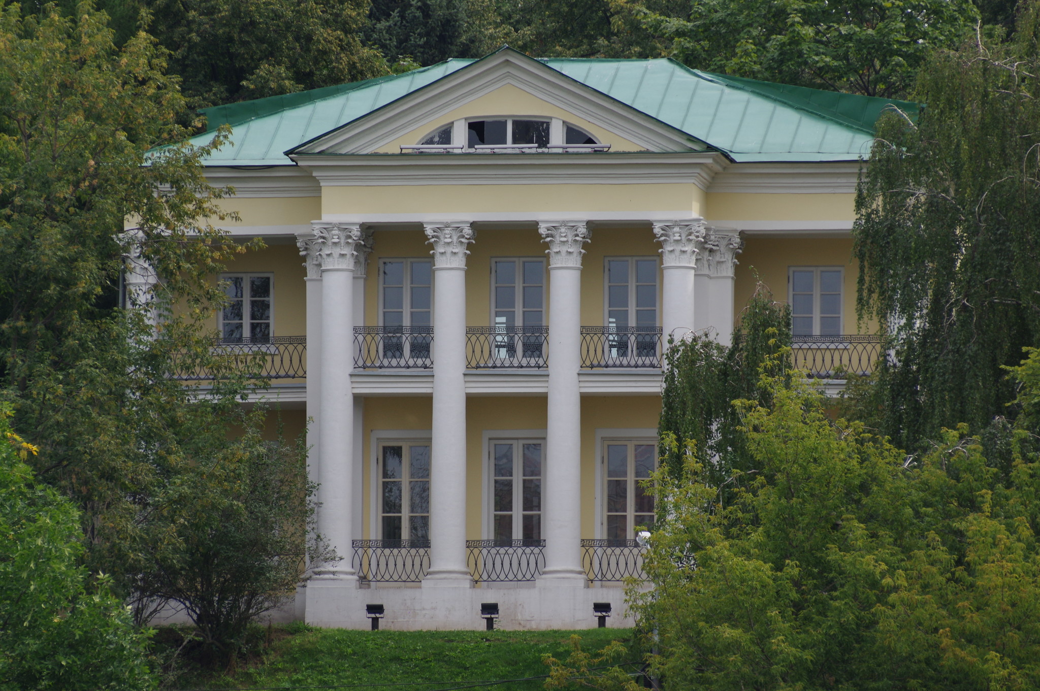 Летний домик графа Орлова-Чесменского в Нескучном саду (улица Крымский Вал, дом 9, строение 8)