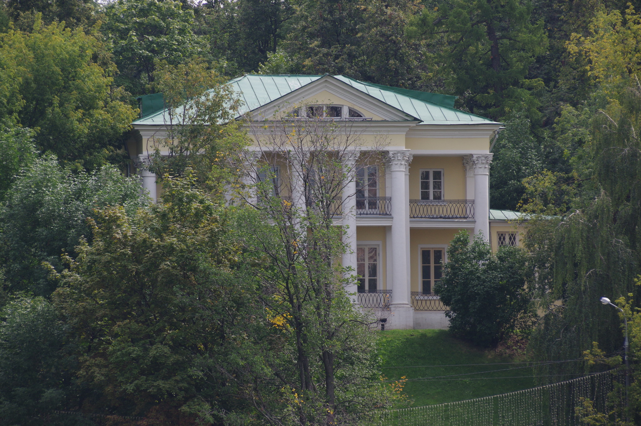 Летний домик графа Орлова-Чесменского в Нескучном саду (улица Крымский Вал, дом 9, строение 8)