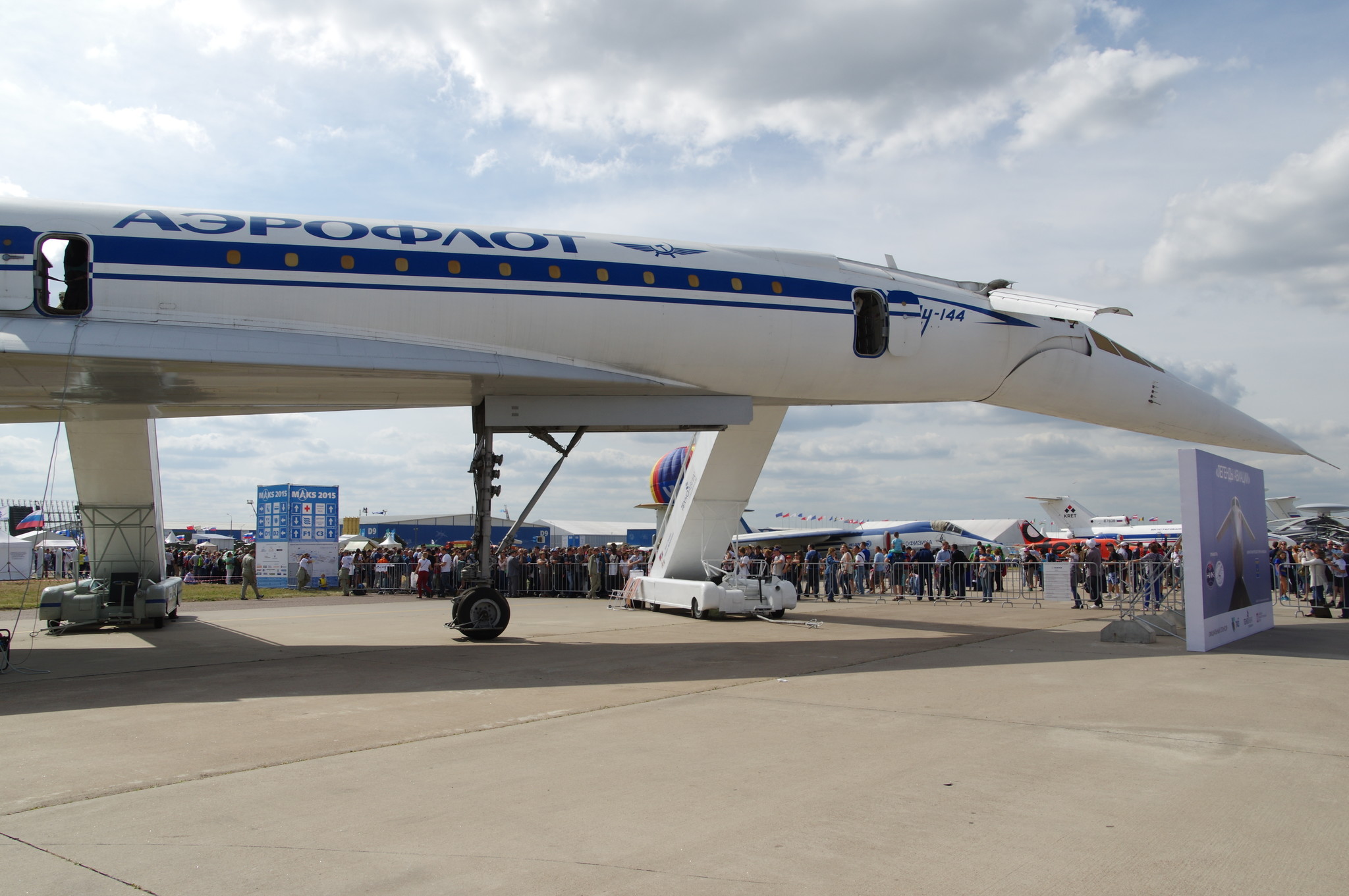 Ту-144 — сверхзвуковой пассажирский самолёт, разработанный КБ Туполева в 1960-е годы