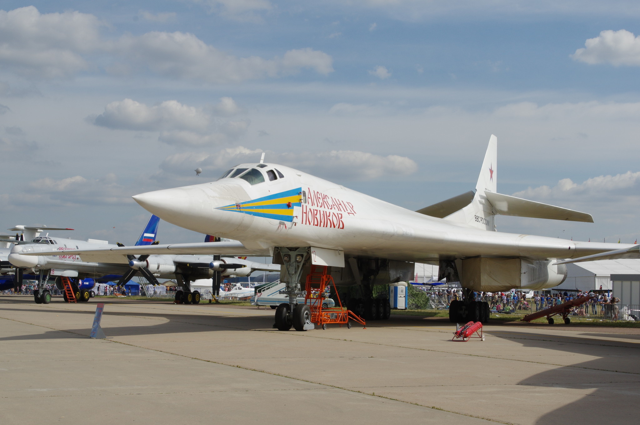 Ту-160 — сверхзвуковой стратегический бомбардировщик-ракетоносец с крылом изменяемой стреловидности