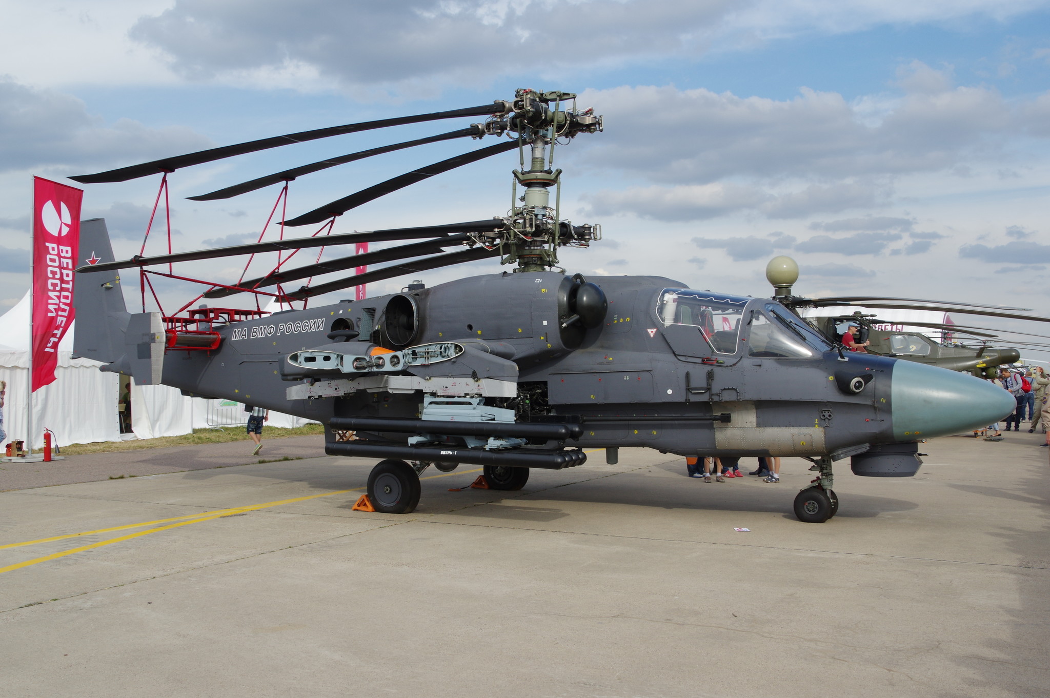 На МАКС-2015 впервые публично представили палубную версию Ка-52К (неофициальное название «Катран») ударного вертолёта Ка-52 «Аллигатор»