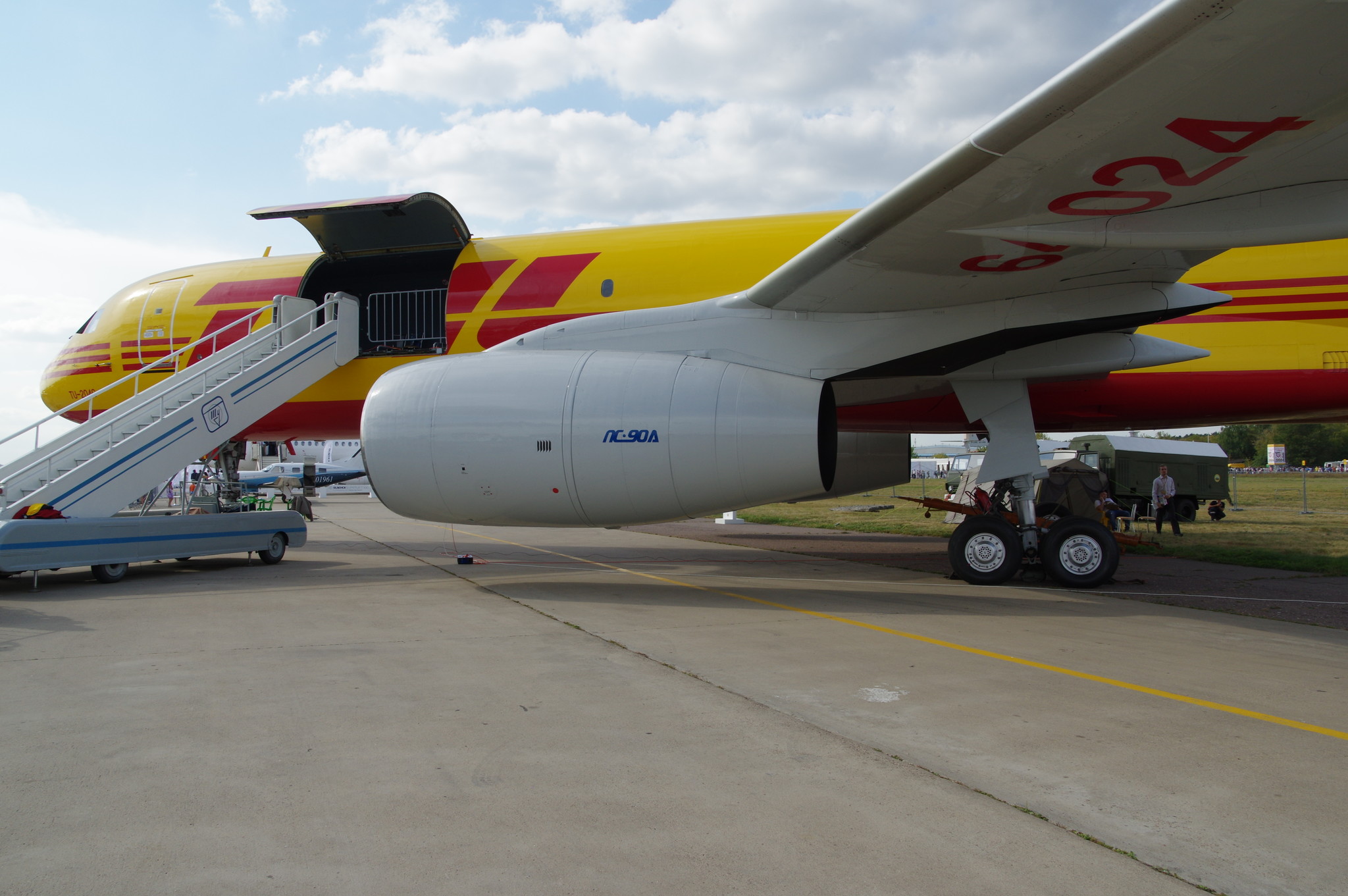Грузовой среднемагистральный самолёт Ту-204С в цветах компании DHL