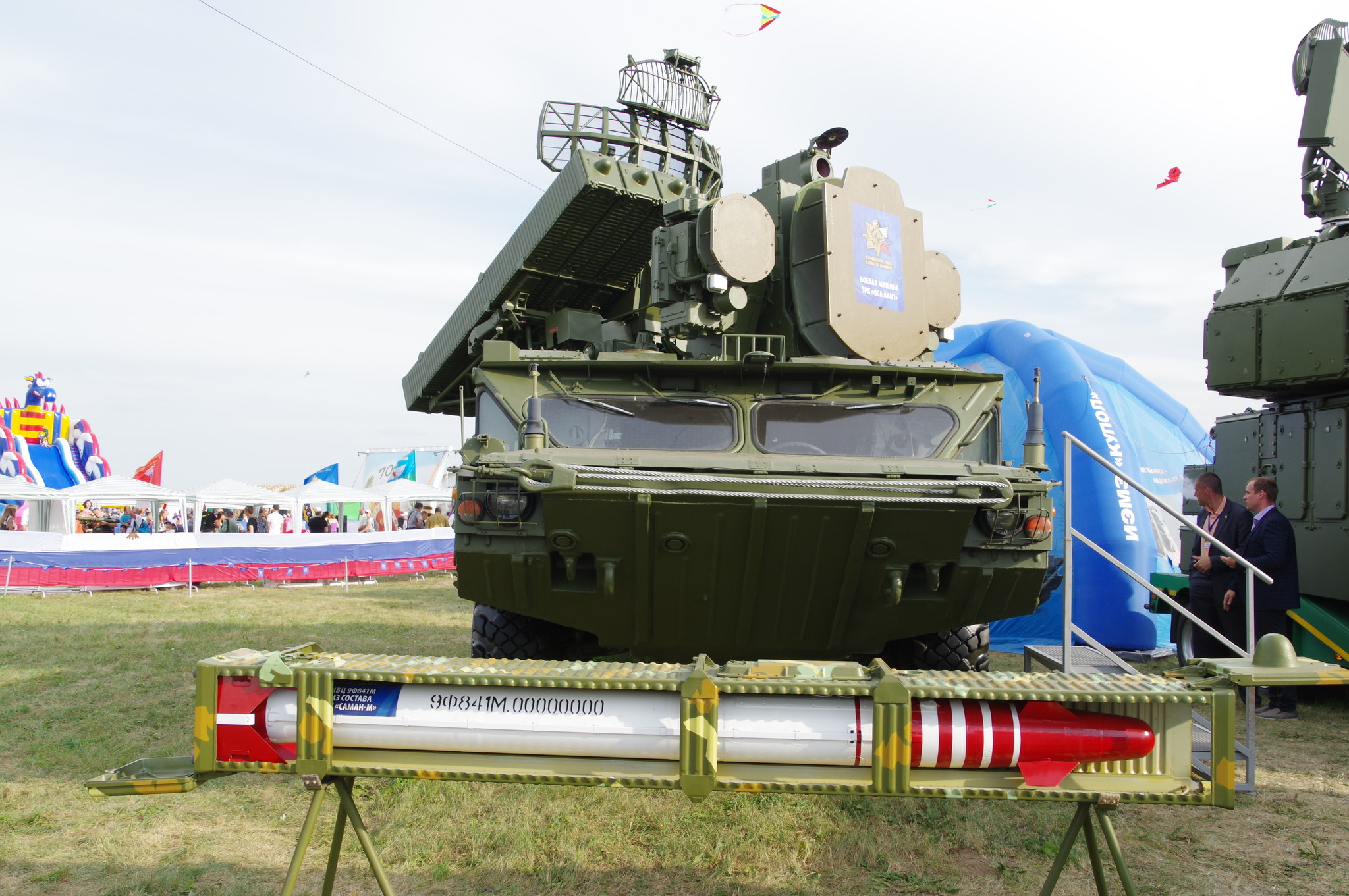 Боевая машина зенитно-ракетного комплекса «Оса-АКМ1» и имитатор воздушных целей 9Ф841М