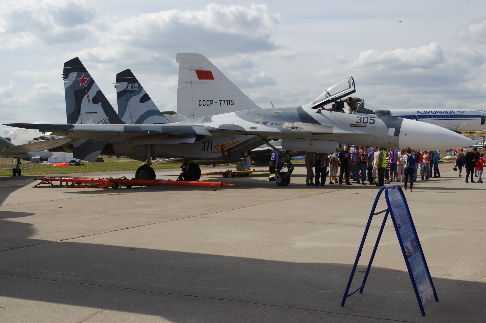 Многоцелевой всепогодный истребитель четвёртого поколения Су-27