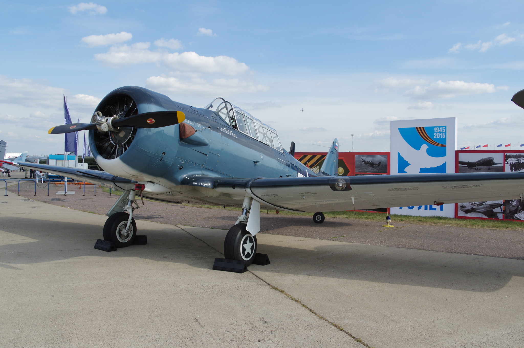 Лёгкий учебный самолёт T-6 Тексан