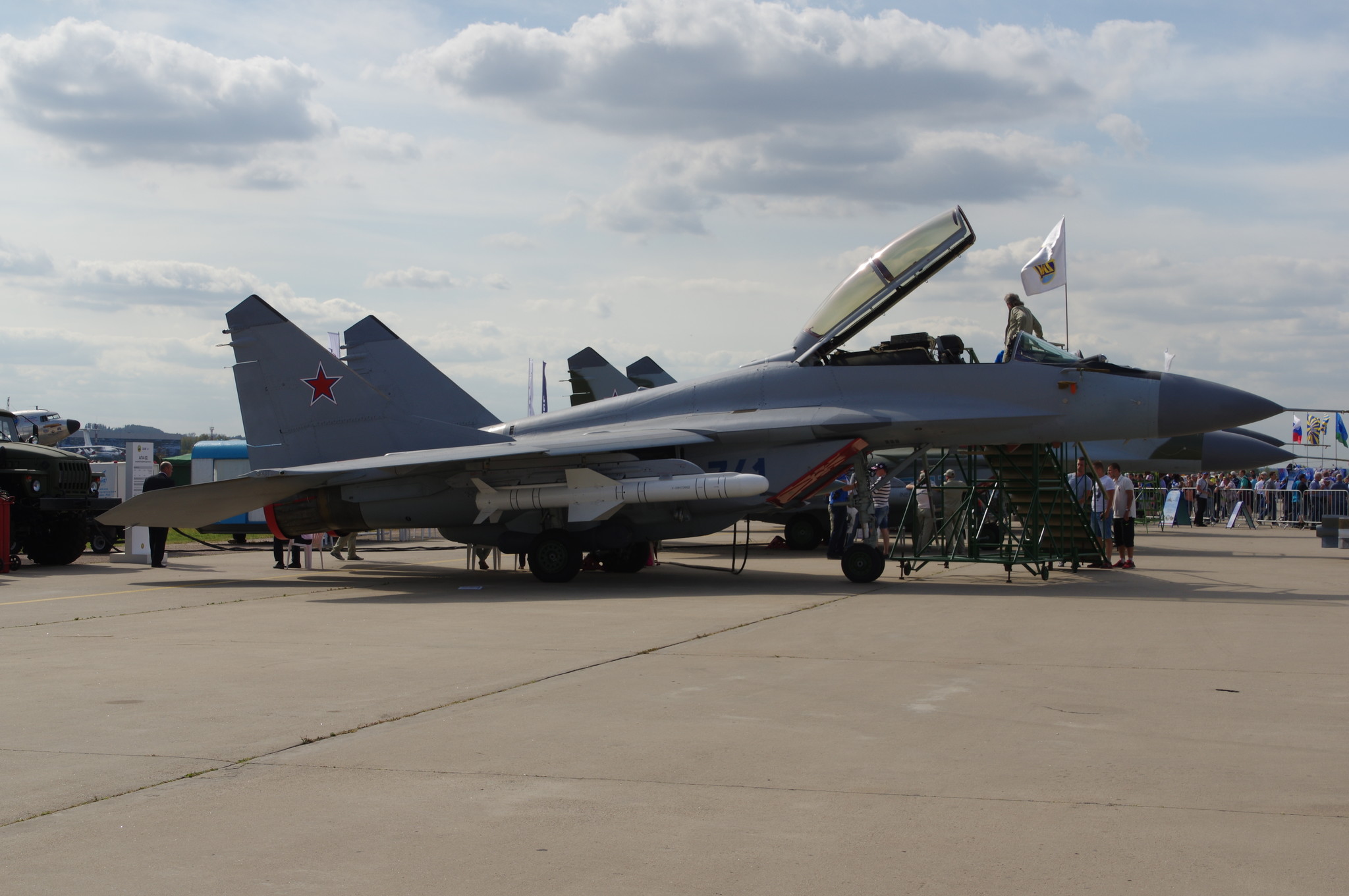 Лёгкий многофункциональный истребитель МиГ-35