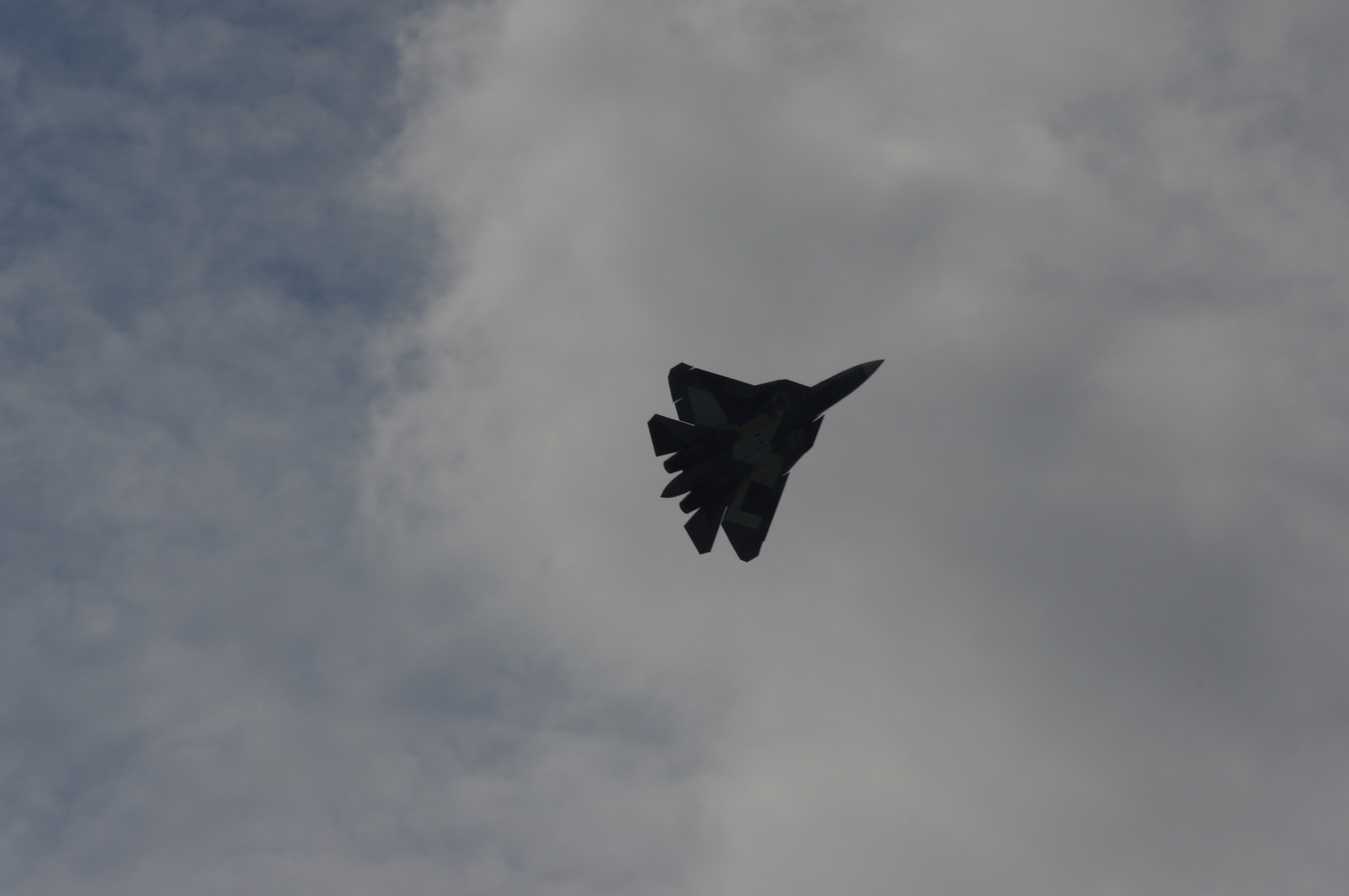 Многофункциональный истребитель пятого поколения Су-57