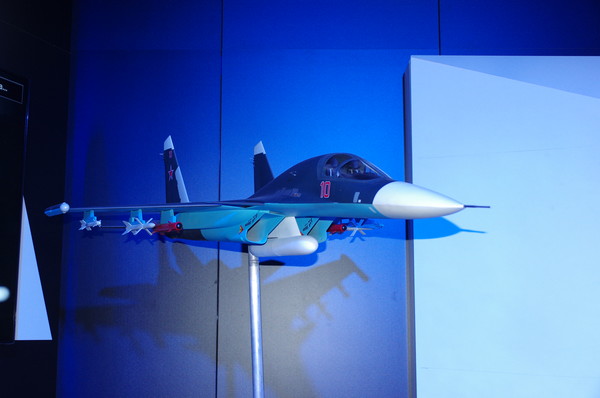 Модель фронтового бомбардировщика Су-34