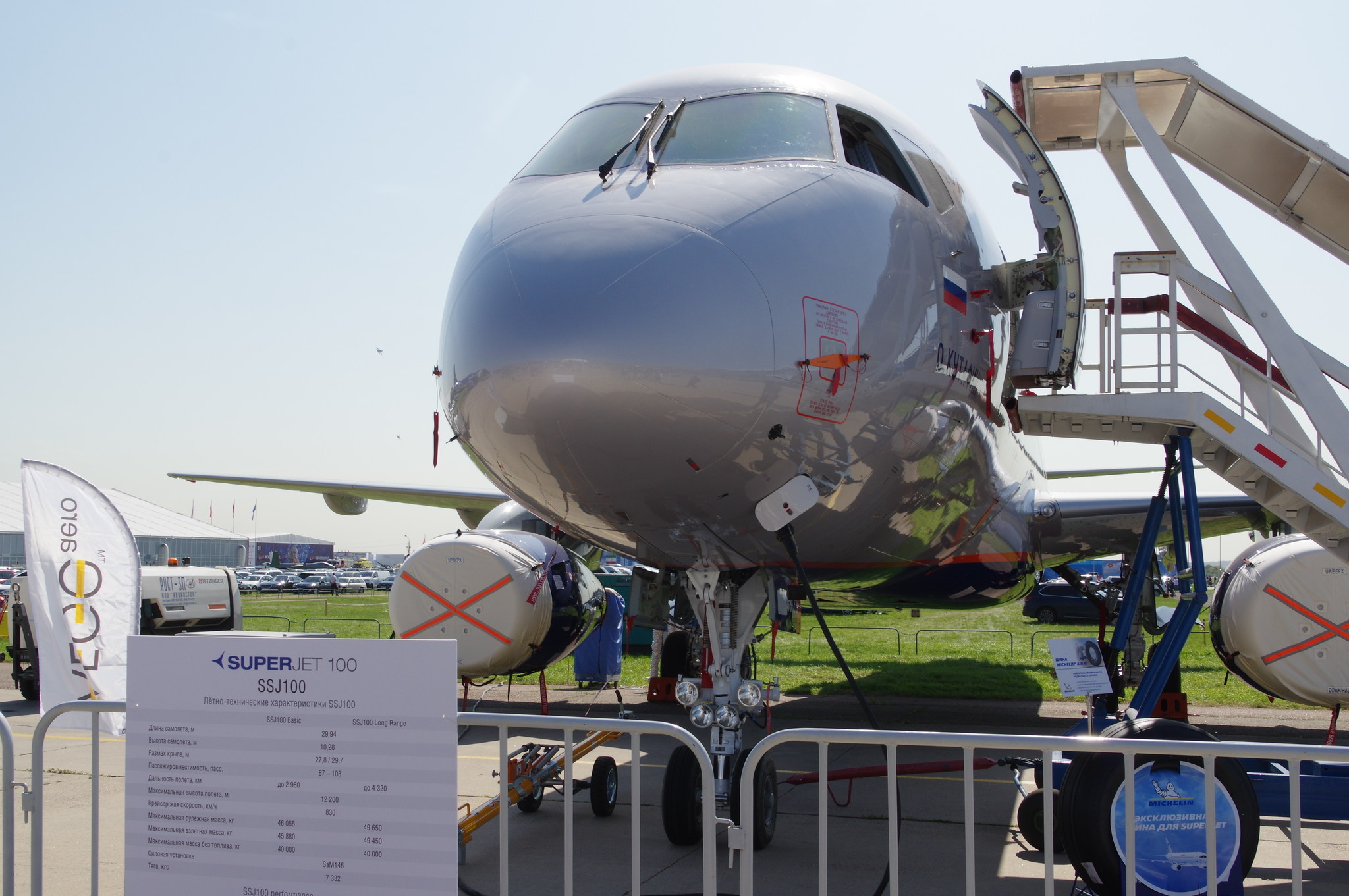 Ближнемагистральный узкофюзеляжный пассажирский самолёт Sukhoi Superjet 100