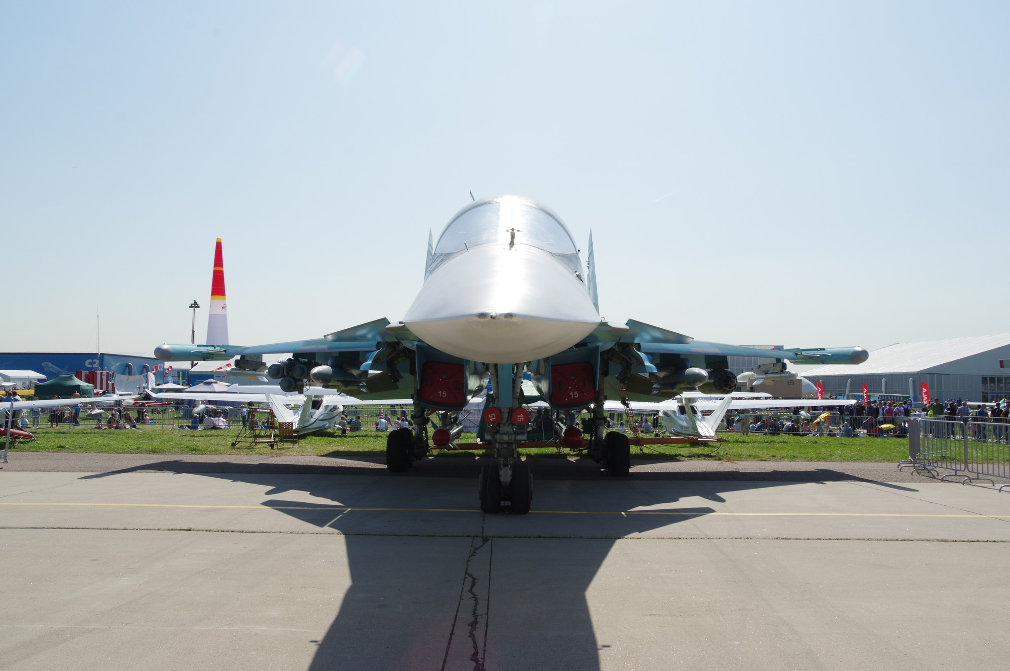 Двухместный многофункциональный истребитель-бомбардировщик Су-32