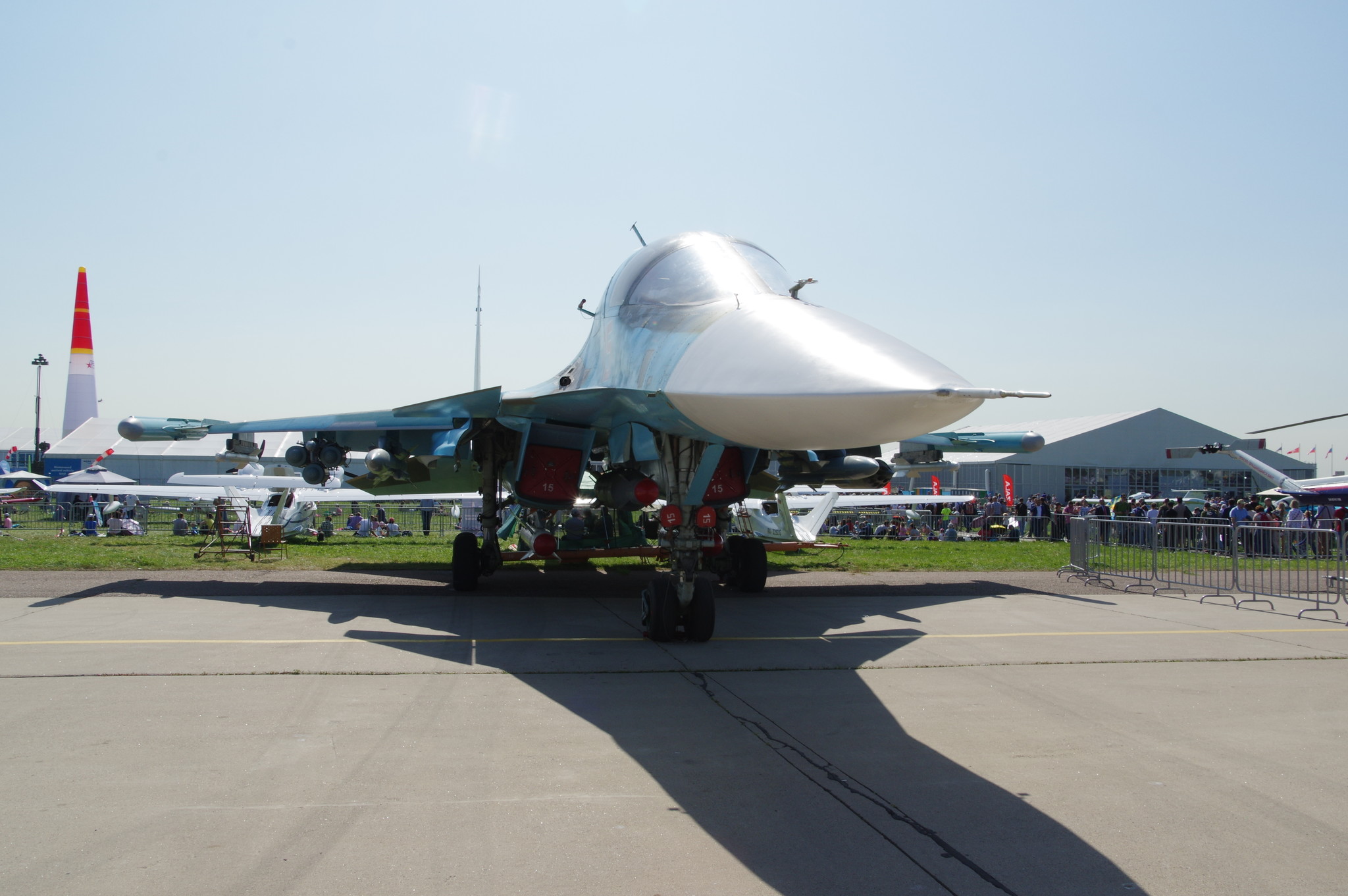 Двухместный многофункциональный истребитель-бомбардировщик Су-32