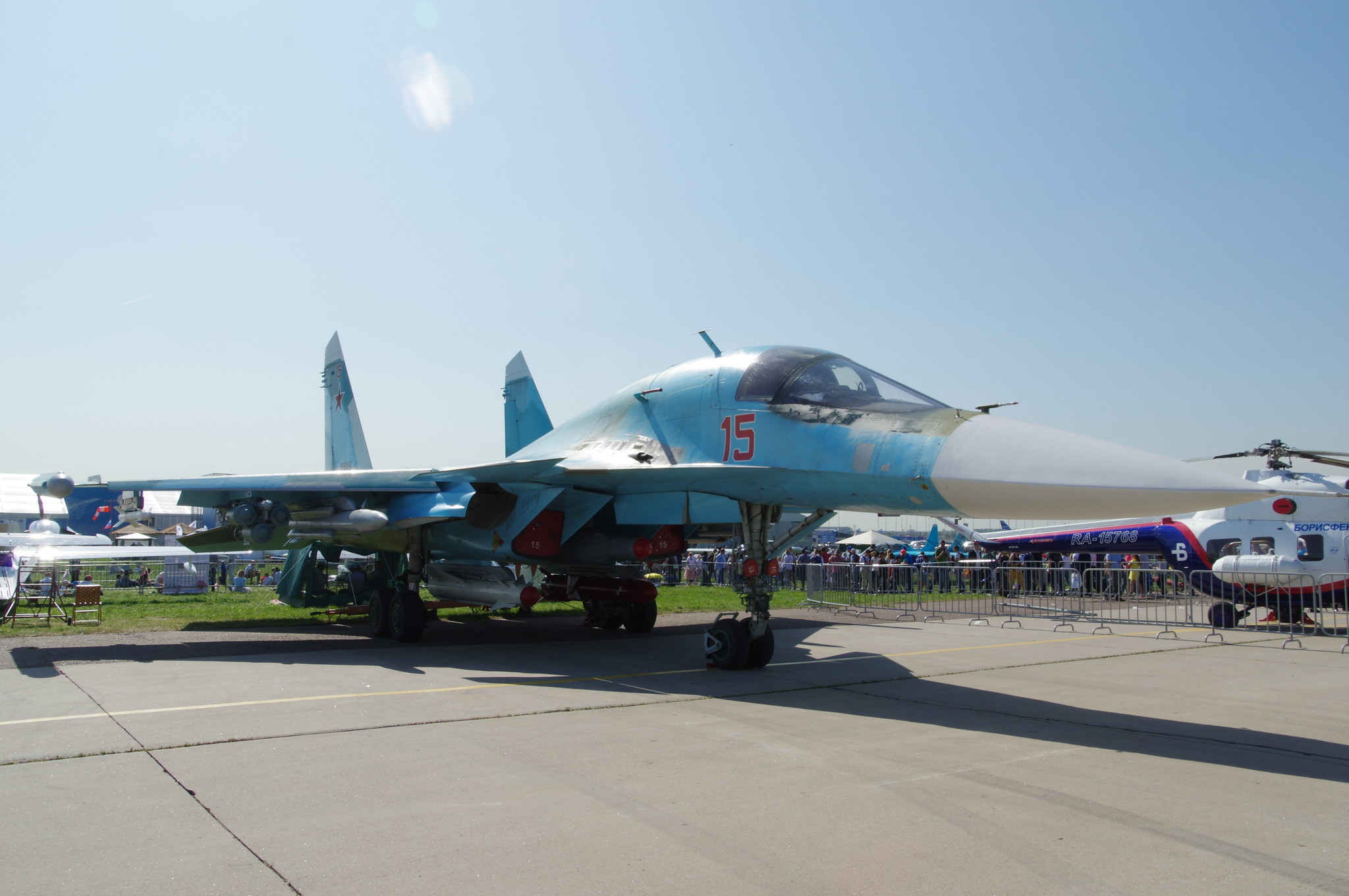 Двухместный многофункциональный истребитель-бомбардировщик Су-32