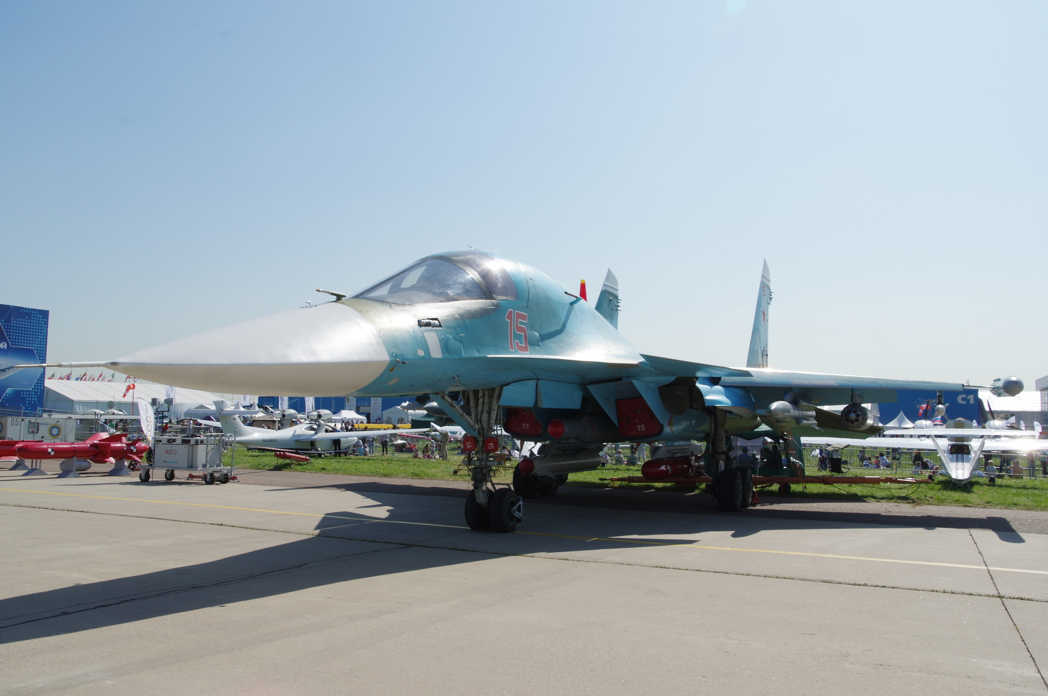 Двухместный многофункциональный истребитель-бомбардировщик Су-32