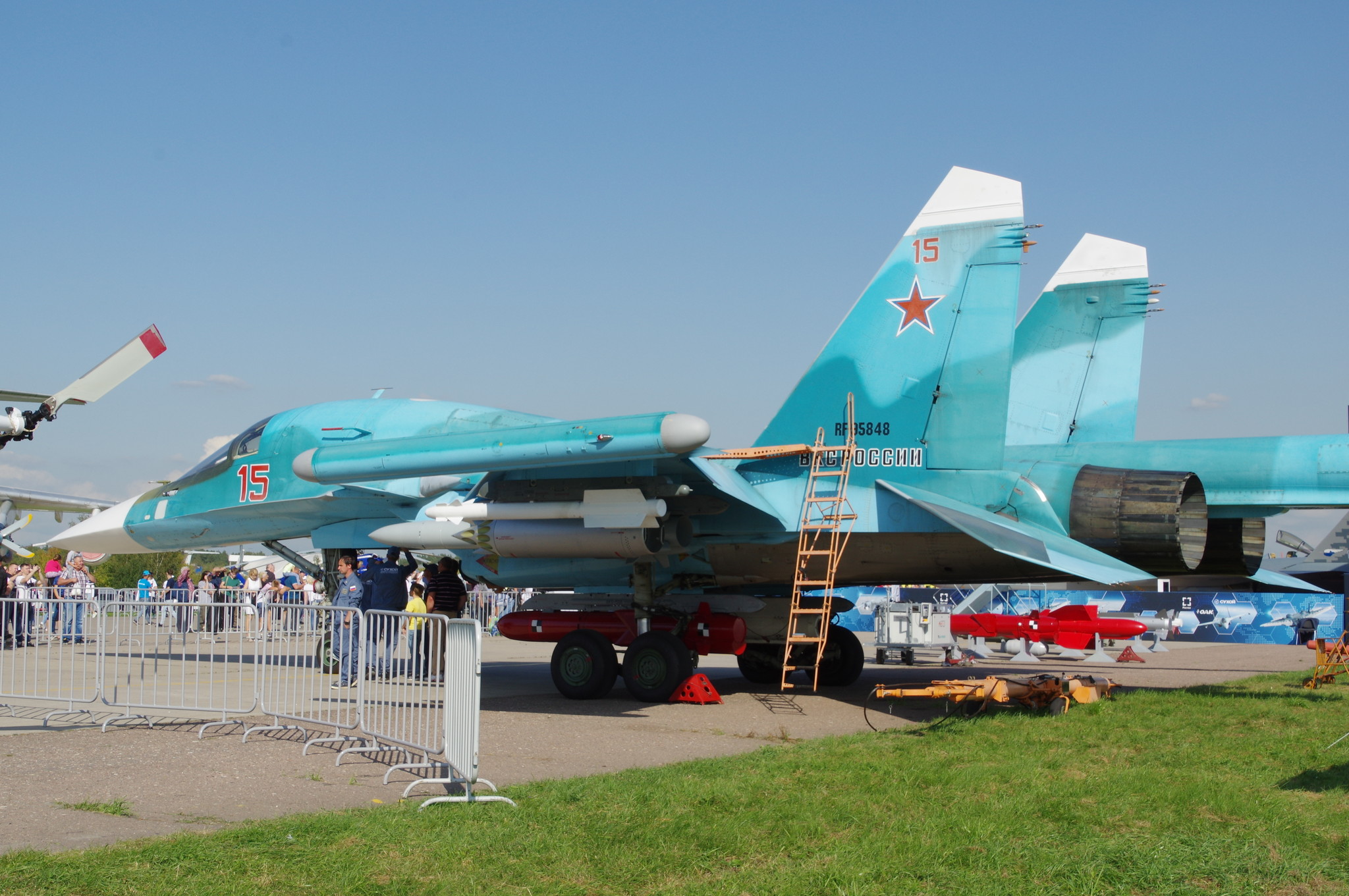 Двухместный многофункциональный истребитель-бомбардировщик Су-32