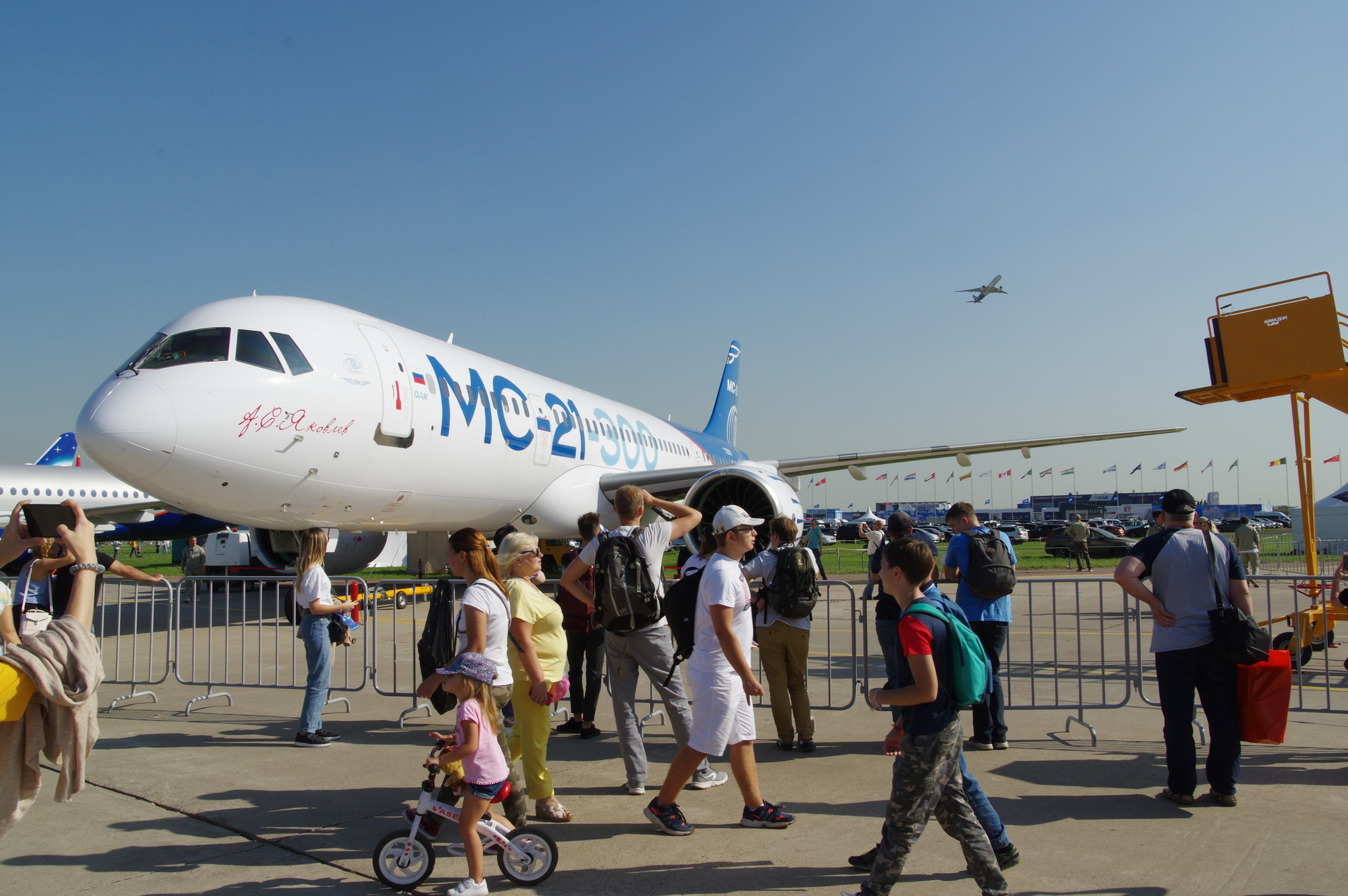 Среднемагистральный узкофюзеляжный пассажирский самолёт МС-21-300