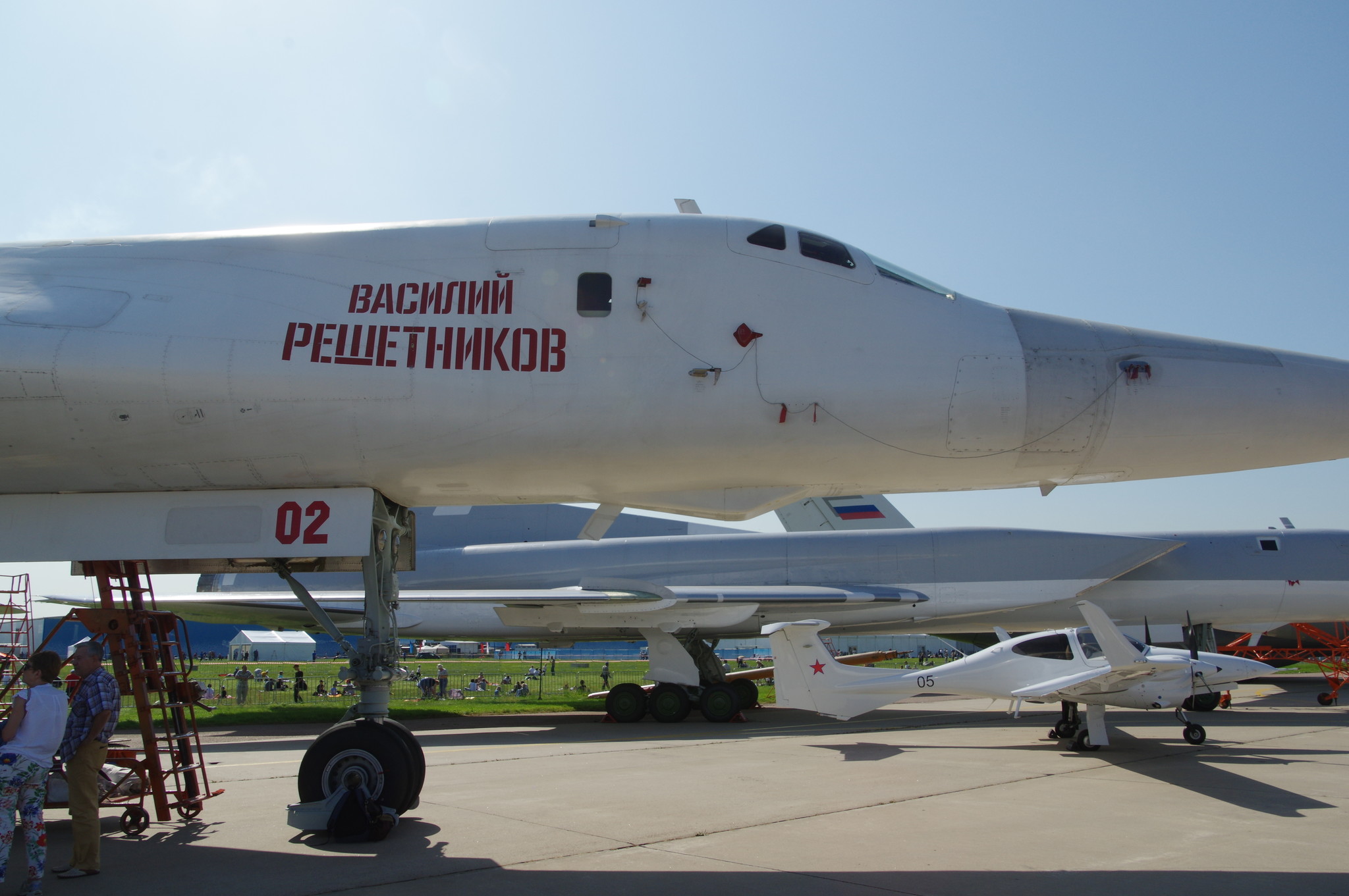 Сверхзвуковой стратегический бомбардировщик-ракетоносец с крылом изменяемой стреловидности Ту-160