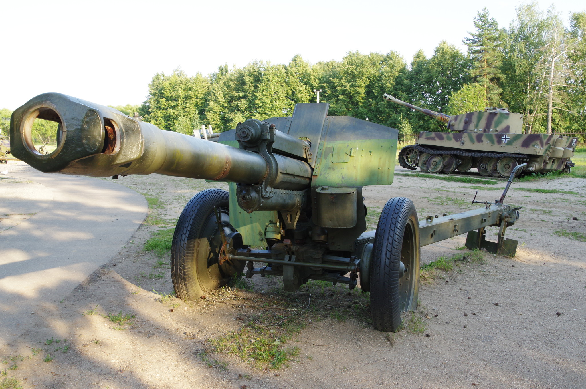 152-мм гаубица образца 1943 года (Д-1) в экспозиции Ленино-Снегирёвского военно-исторического музея