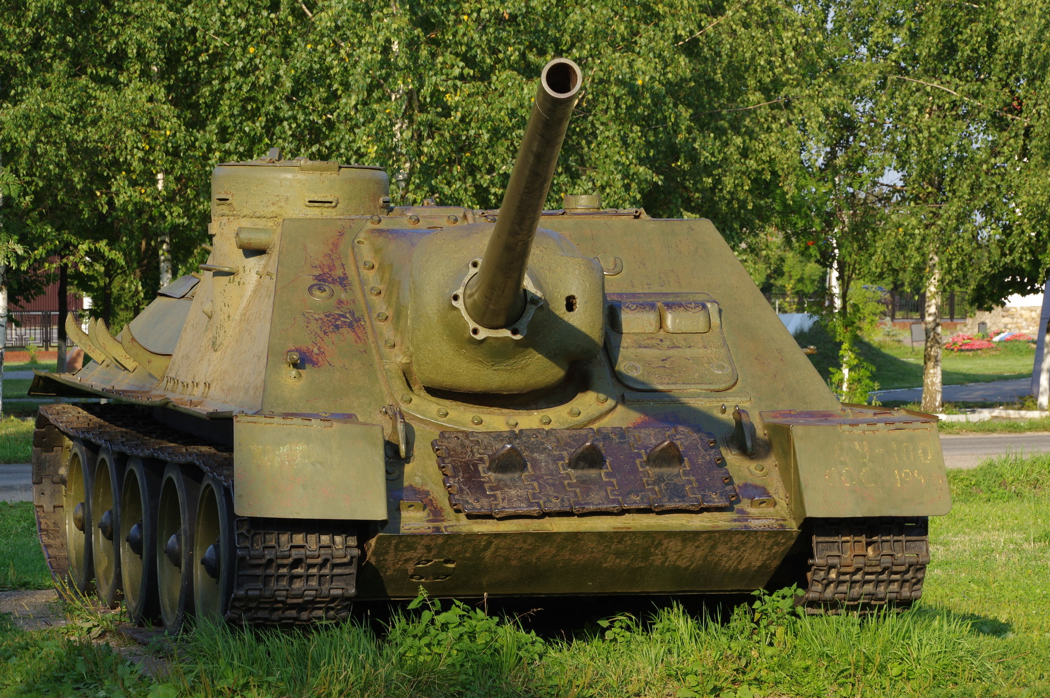 Самоходная артиллерийская установка СУ-100 в экспозиции Ленино-Снегирёвского военно-исторического музея