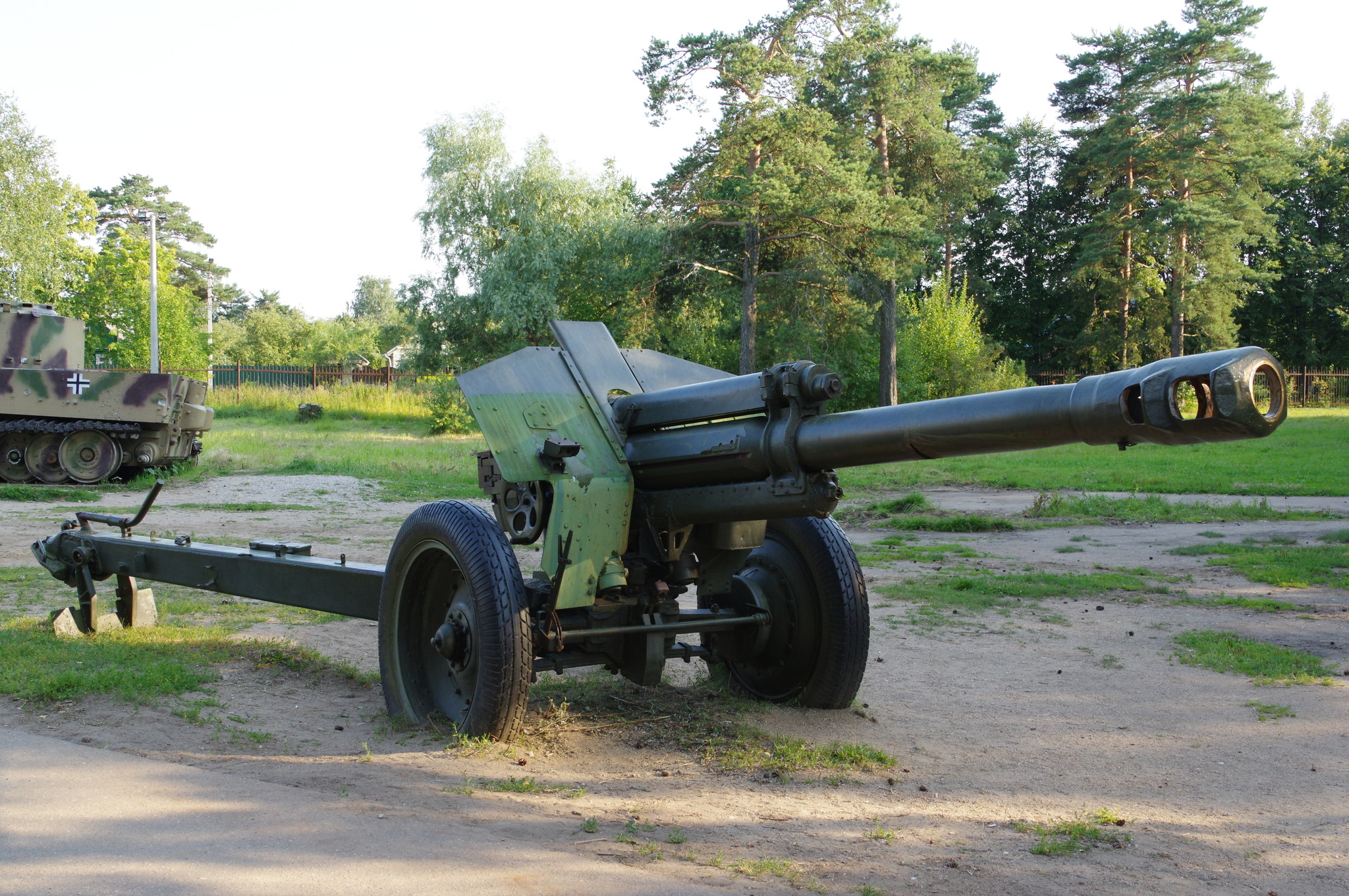 152-мм гаубица образца 1943 года (Д-1) в экспозиции Ленино-Снегирёвского военно-исторического музея