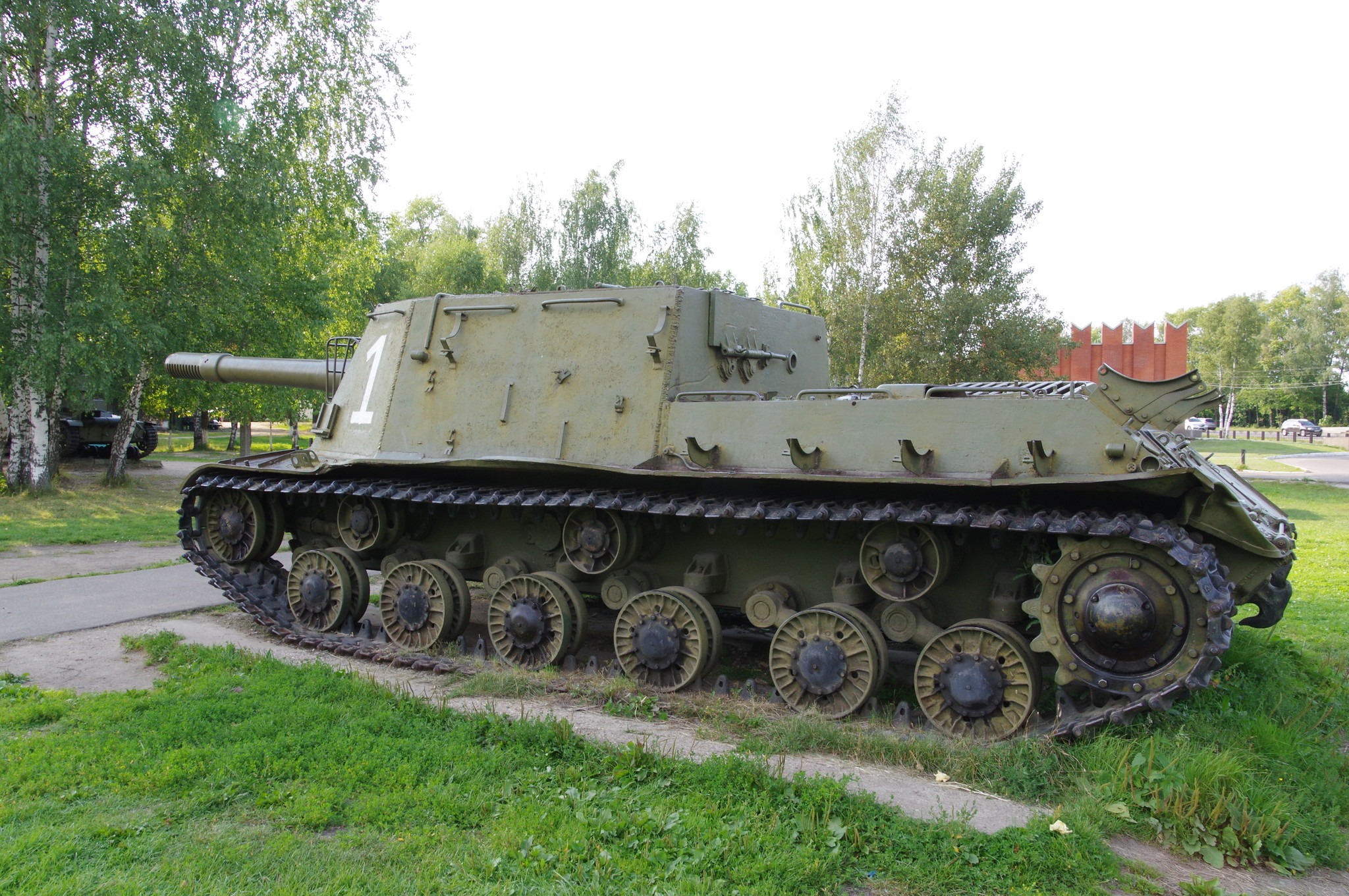 Тяжёлая самоходная артиллерийская установка ИСУ-152 (Ленино-Снегиревский военно-исторический музей)