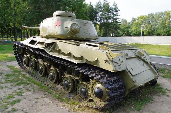 Тяжёлый танк ИС-2М в экспозиции Ленино-Снегирёвский военно-исторический музея