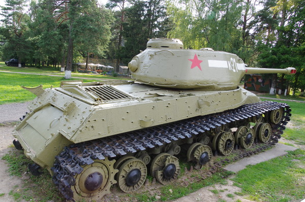 Тяжёлый танк ИС-2М в экспозиции Ленино-Снегирёвский военно-исторический музея