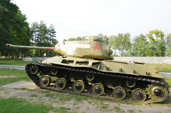 Тяжёлый танк ИС-2М (Ленино-Снегиревский военно-исторический музей)