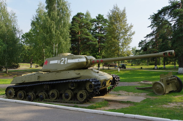 Тяжёлый танк ИС-2М (Ленино-Снегиревский военно-исторический музей)