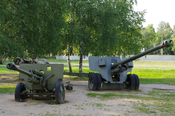 76-мм дивизионная противотанковая пушка ЗИС-3 и 100-мм полевая пушка образца 1944 года (БС-3). Ленино-Снегиревский военно-исторический музей