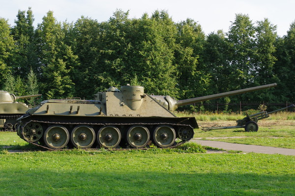 Самоходная артиллерийская установка СУ-100 в экспозиции Ленино-Снегирёвского военно-исторического музея