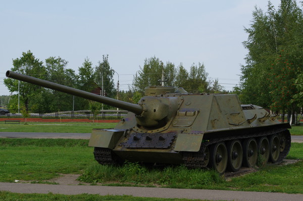 Самоходная артиллерийская установка СУ-100 в экспозиции Ленино-Снегирёвского военно-исторического музея