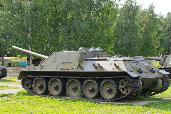 Самоходная артиллерийская установка СУ-100 в экспозиции Ленино-Снегирёвского военно-исторического музея