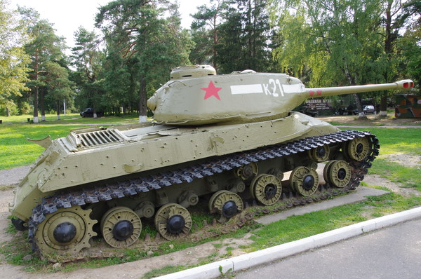 Тяжёлый танк ИС-2М в экспозиции Ленино-Снегирёвского военно-исторического музея