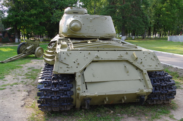 Тяжёлый танк ИС-2М в экспозиции Ленино-Снегирёвского военно-исторического музея