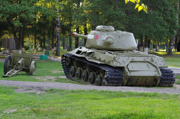 Тяжёлый танк ИС-2М в экспозиции Ленино-Снегирёвского военно-исторического музея