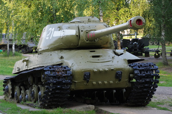 Тяжёлый танк ИС-2М в экспозиции Ленино-Снегирёвского военно-исторического музея