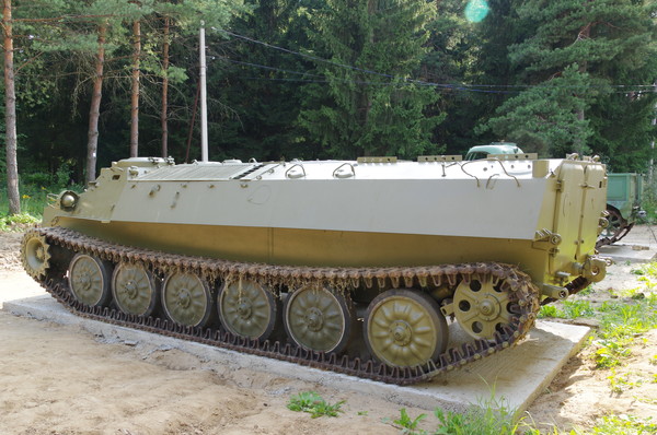 Многоцелевой транспортёр (тягач) лёгкий бронированный МТ-ЛБ в экспозиции Ленино-Снегирёвского военно-исторического музея