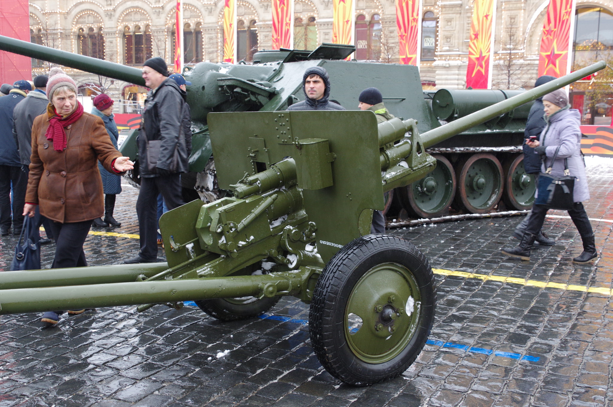 57-мм противотанковая пушка обр. 1943 г. (ЗИС-2) на Красной площади