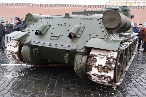 Самоходная артиллерийская установка СУ-100 на Красной площади