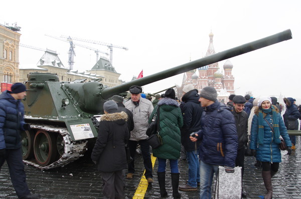 Самоходная артиллерийская установка СУ-100 на Красной площади