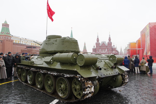 Средний танк Т-34-85 на Красной площади