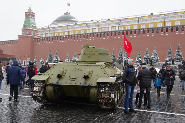 Средний танк Т-34-85 на Красной площади