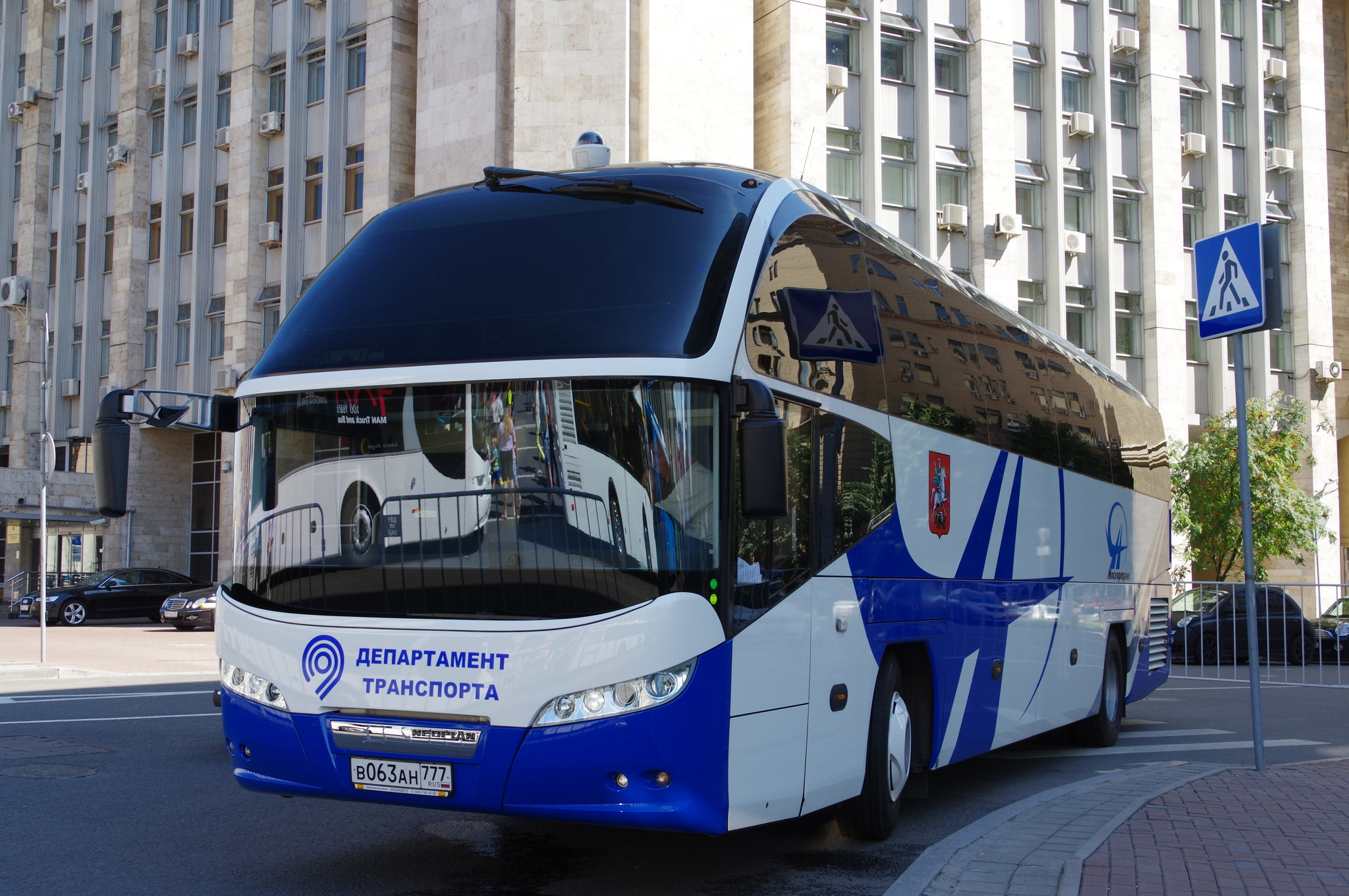 Автобус департамента транспорта и развития дорожно-транспортной инфраструктуры города Москвы