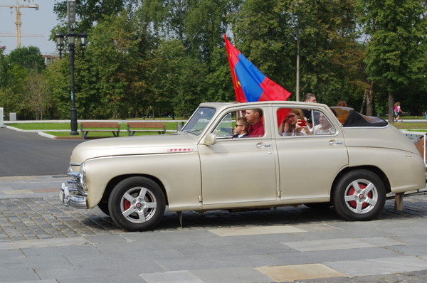 Парад автомобилей «Победа»
