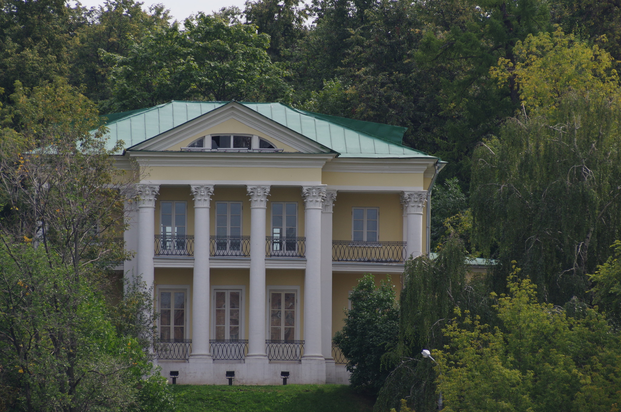 Летний домик графа Орлова-Чесменского в Нескучном саду (улица Крымский Вал, дом 9, строение 8)